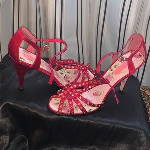 Showstopping 10M Betsey Johnson red sparkle heel